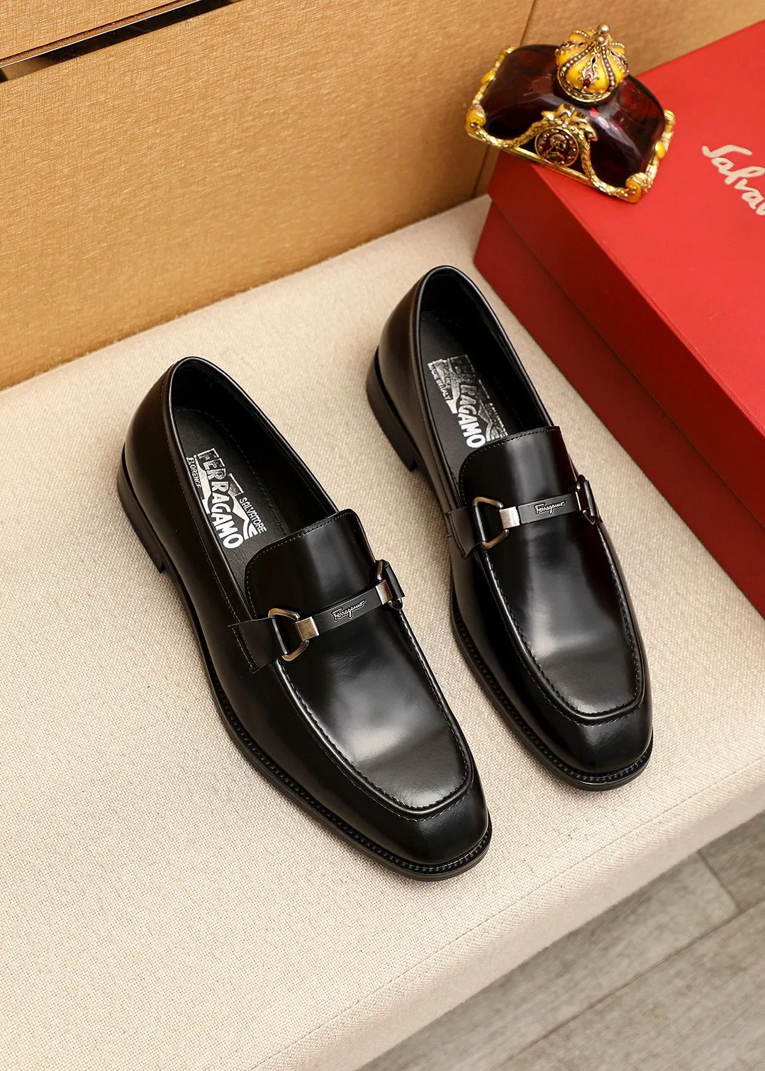 Men's shoes 💰480 💐 Product trademark: Ferragamo "Ferragamo" casual leather shoes Regular size: 38-44 (45.46🉑️customized) Product materials: Selected imported first-layer open-edge beaded cowhide leather upper + luxury hardware buckle, imported water-dyed cowhide leather lining. Strong three-dimensional visual effect, original rubber outsole Color: 3⃣️colors available